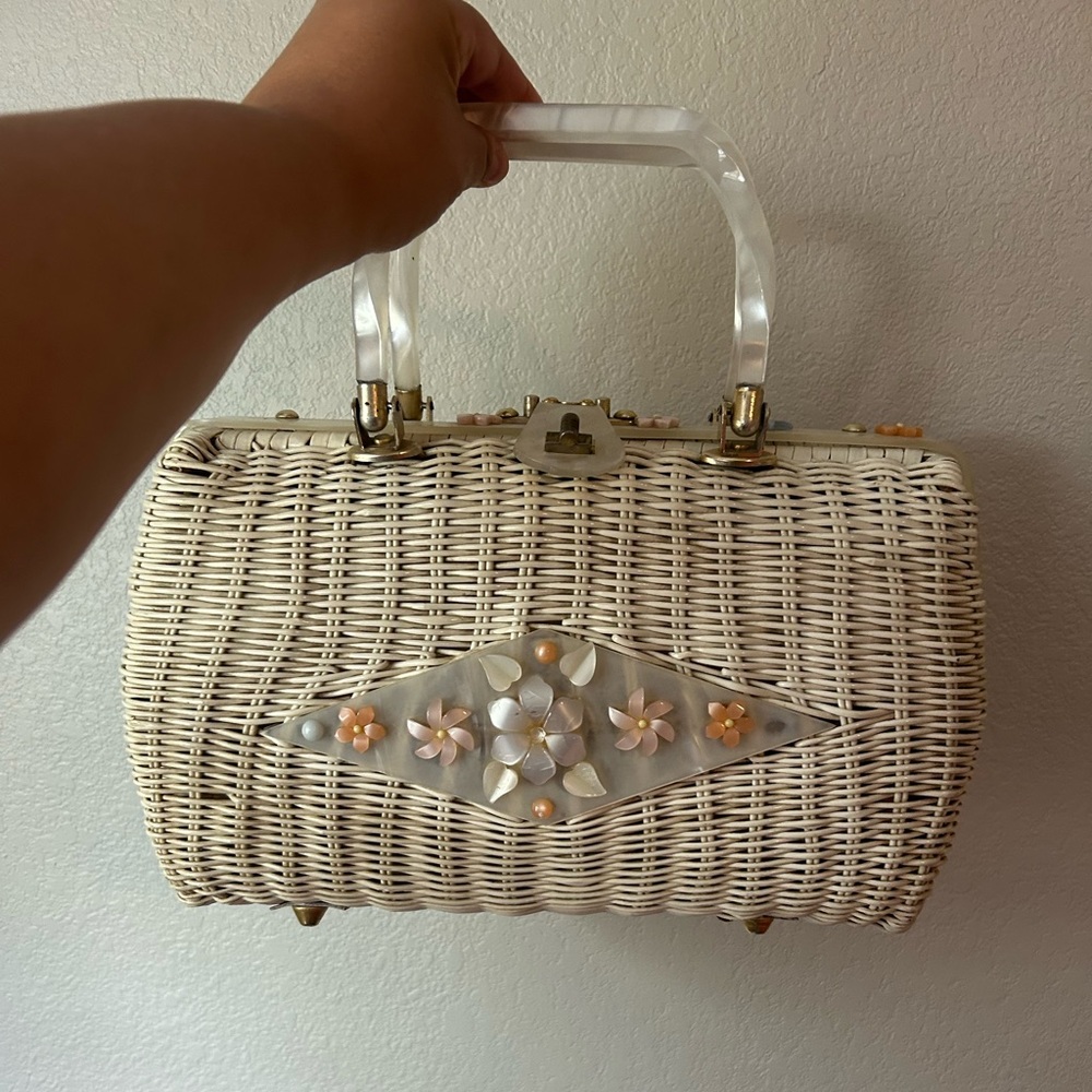 This is a 1940s authentic wicker vintage bag. It in great condition for its age.